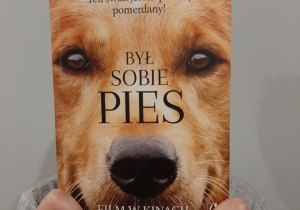Praca Adama Stokłosy - Na zdjęciu widnieje głowa psa z książki W. Bruce Camerona „Był sobie pies”.